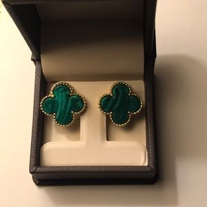 Beautiful malachite Alhambra style earring